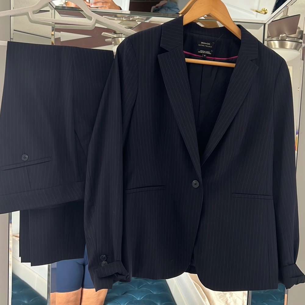 RW&CO Navy Pinstriped Pant Suit size 8